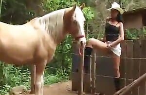 Con ngựa cums trong cô gái nhỏ miệng