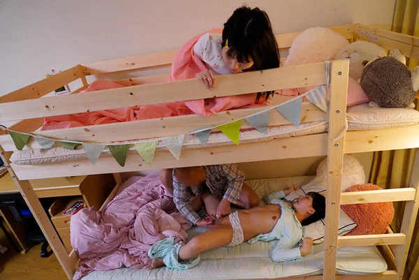 sex vn ngủ say Ông chú đồi bại đến nhà chơi nữa đêm mò vào phòng 2 cô cháu gái